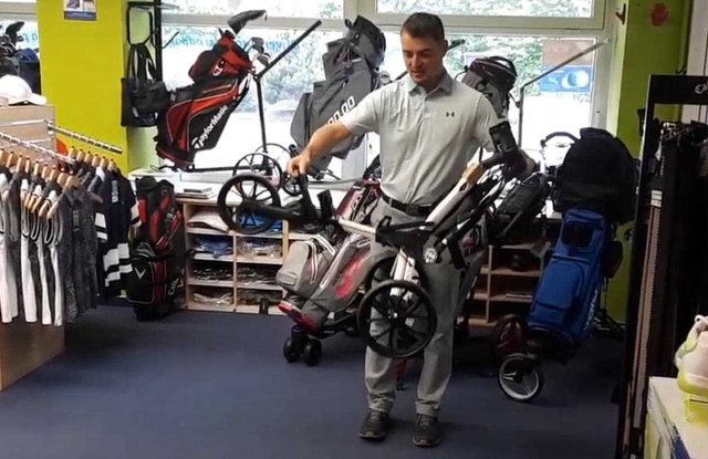 BagBoy Nitron v akci s držákem deštníku