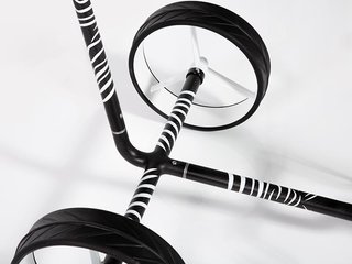 JuCad Carbon Zebra manuálny vozík, bielo/čierna matná úprava v dizajne 3K + prepravná taška JTT
