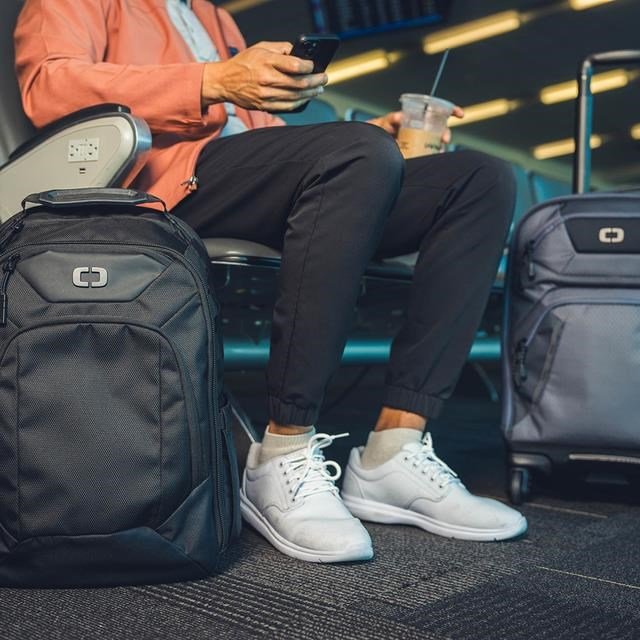 Ogio Renegade 22" 4-Wheel Travel Bag 33L cestovná taška, titanium