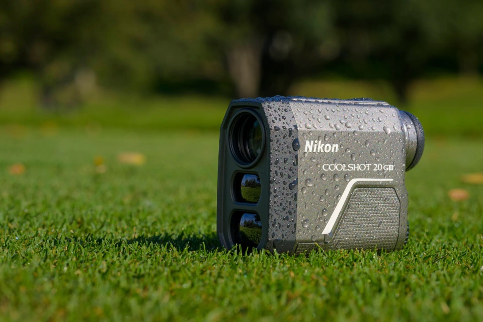 Nikon COOLSHOT 20 GIII — kompaktný a pripravený na hru