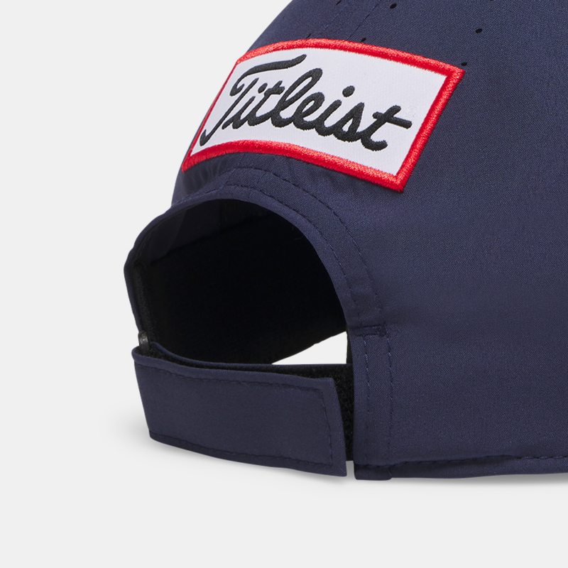 Nastaviteľné zapínanie zadného popruhu na Titleist Tour Breezer