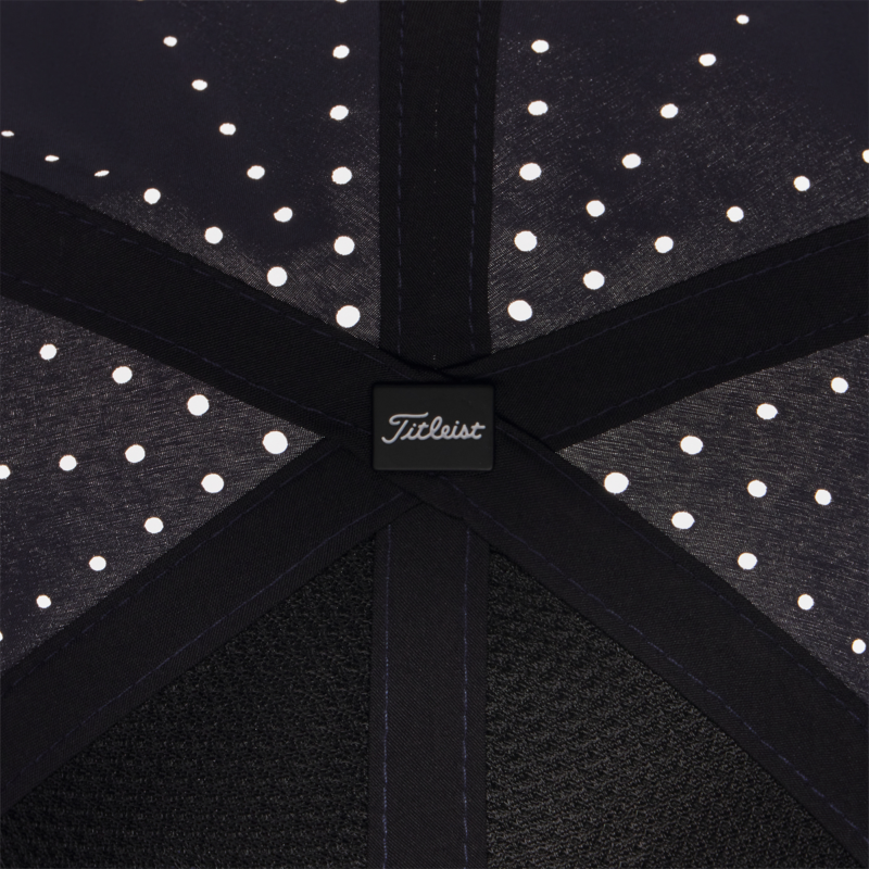 Detail perforácie v tvare hviezdice na Titleist Tour Breezer