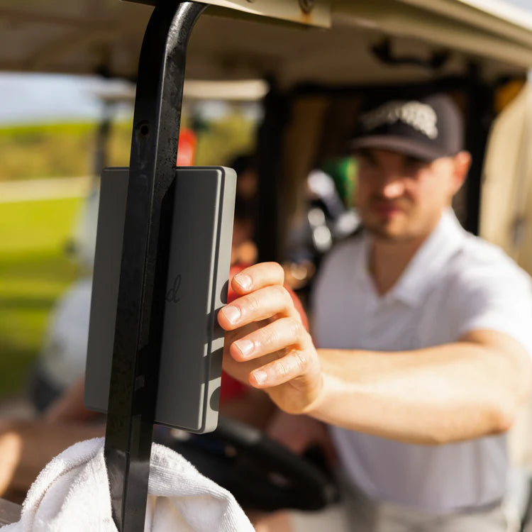 Upevnenie The Caddie GPS pomocou silného magnetu