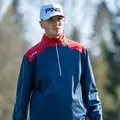 Golfista v bunde Ping AquaDrive Half-Zip v akcii
