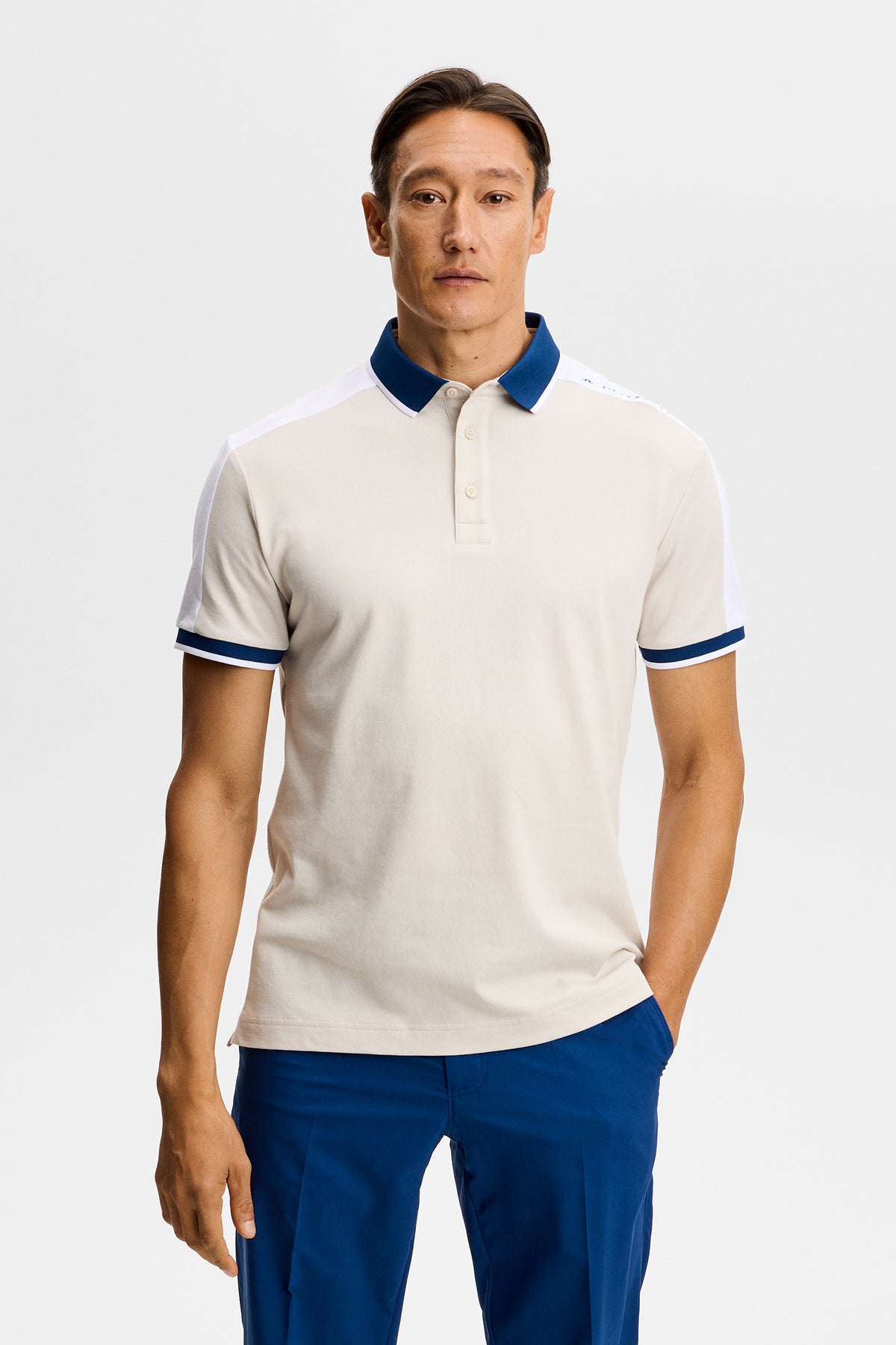 Polo tričko J.Lindeberg Jace Moonbeam - detail kontrastných panelov na ramenách