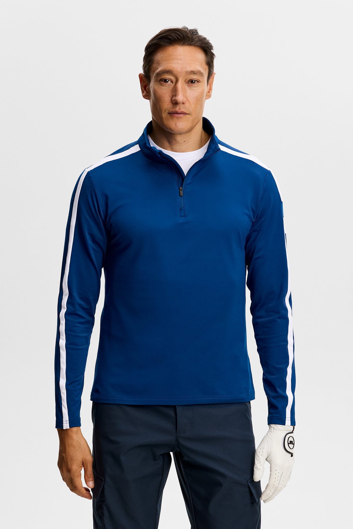 Pánska stredná vrstva J.Lindeberg Keaton Quarter Zip Estate Blue – pohľad spredu na modelovi