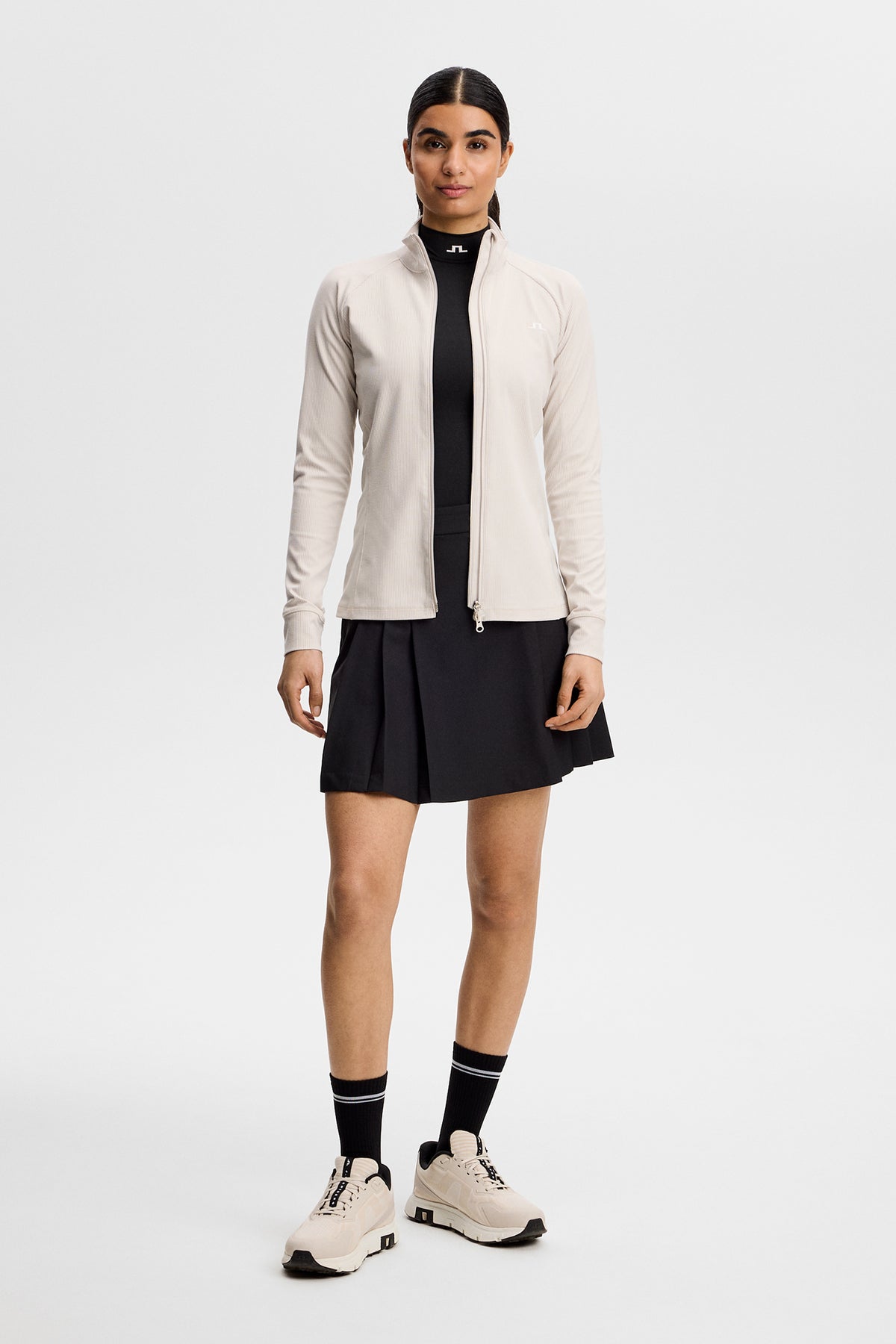 Dámska stredná vrstva J.Lindeberg Mel Rib Mid Layer Moonbeam – detail materiálu na ihrisku