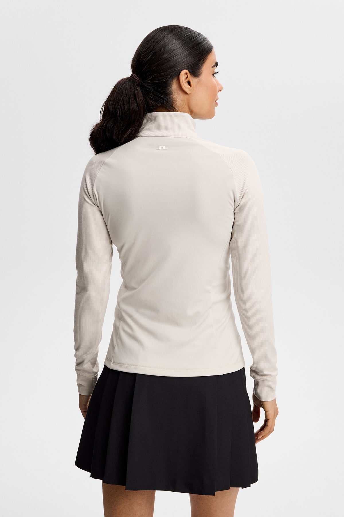 Dámska stredná vrstva J.Lindeberg Mel Rib Mid Layer Moonbeam – detail predného zipsu a švov