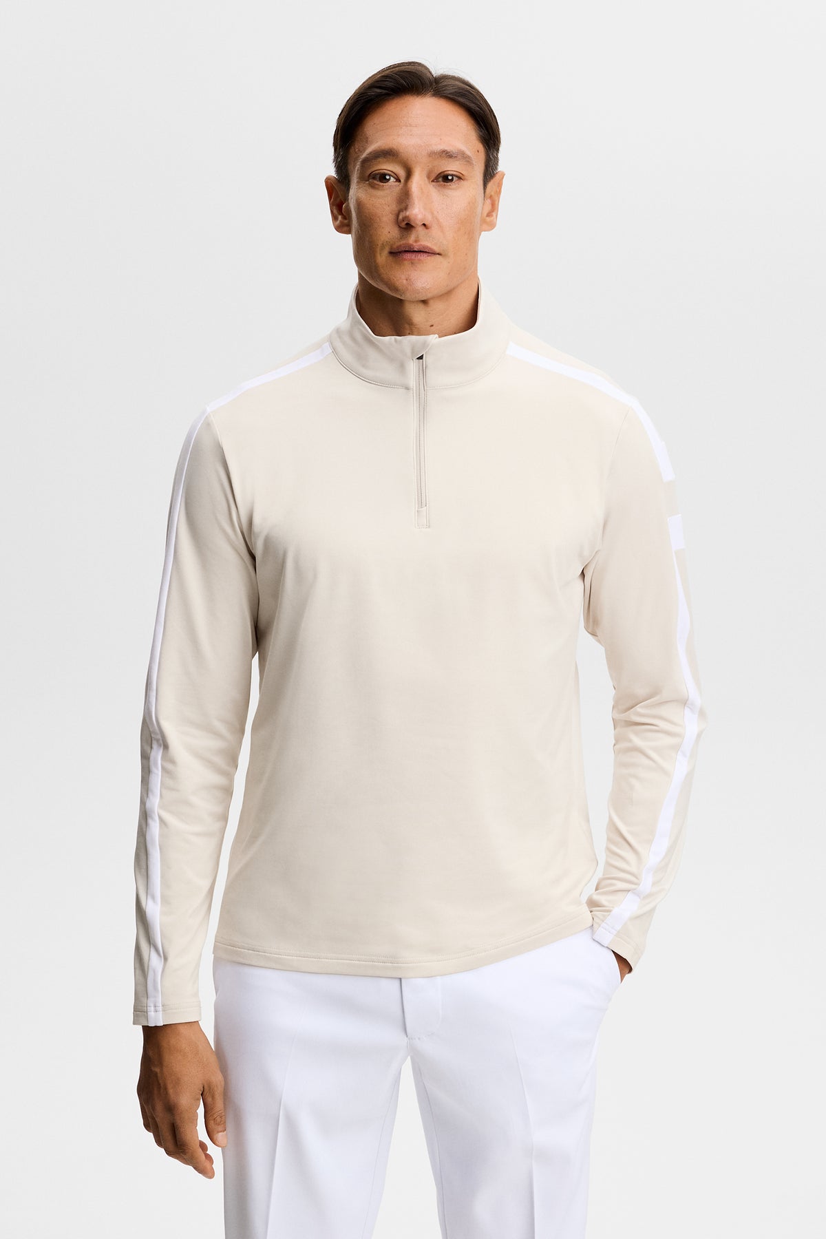 Pánska stredná vrstva J.Lindeberg Keaton Quarter Zip Moonbeam – predný lifestylový pohľad