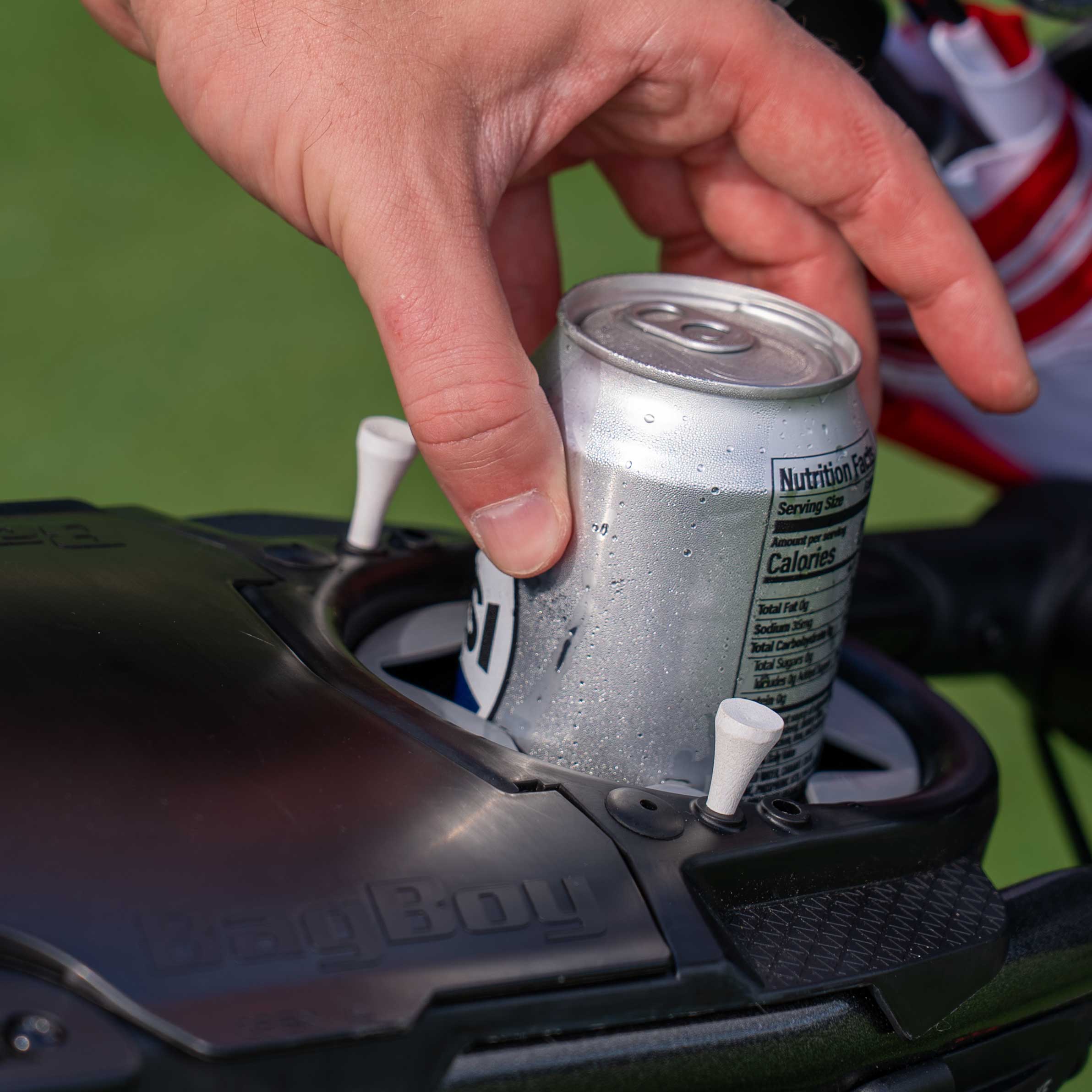 Systém uchytenia bagu Top-Lok vozíka Bag Boy Slimfold zaisťujúci golfový bag k rámu vozíka