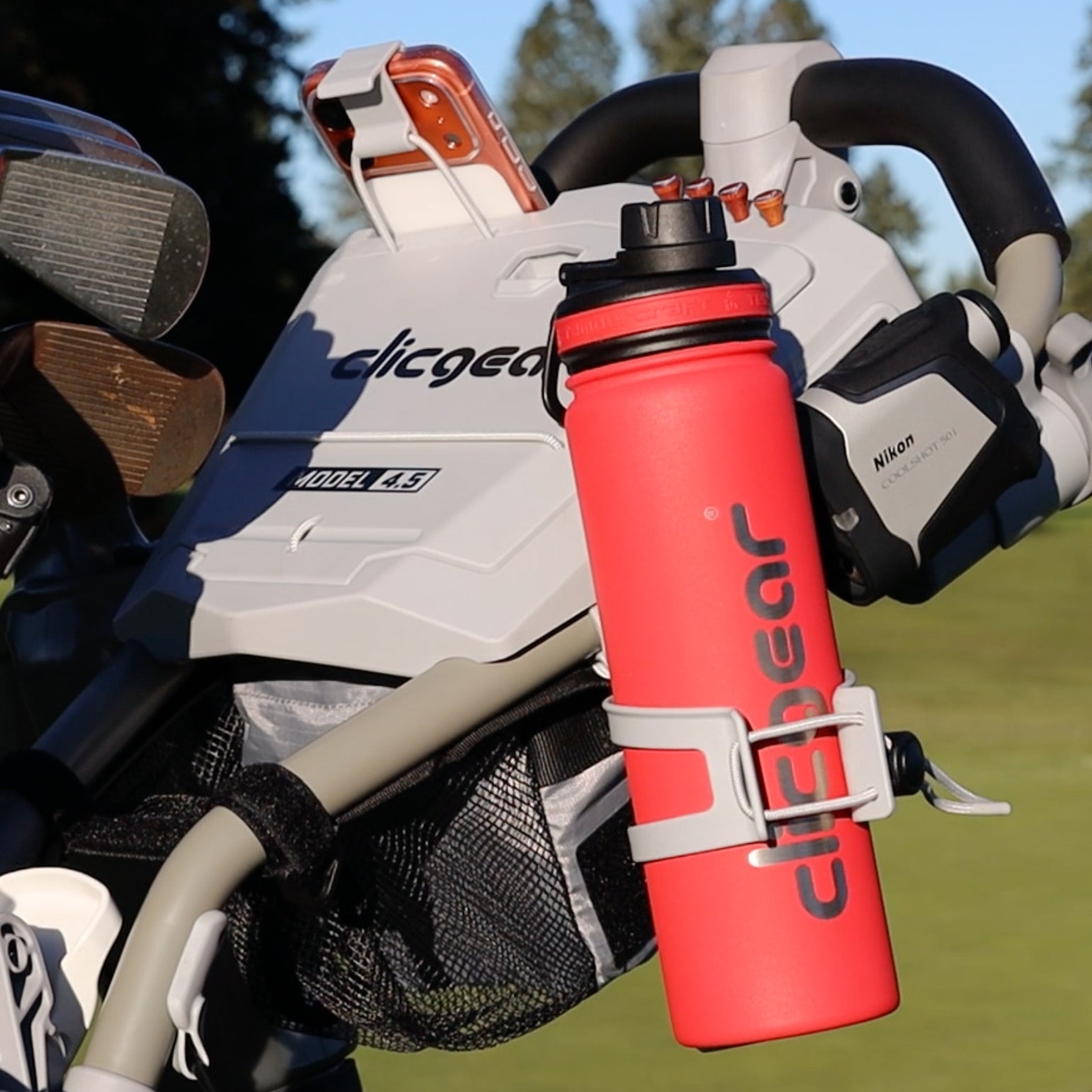 Fľaša na vodu Clicgear v použití na golfovom ihrisku