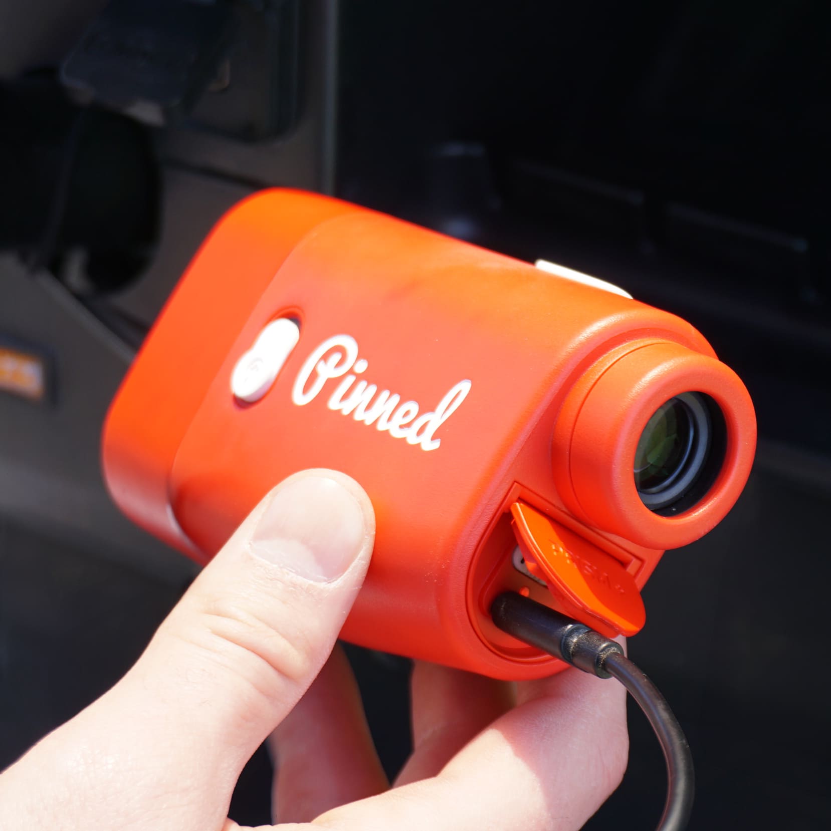 Nabíjanie nabíjateľnej batérie USB-C diaľkomeru Pinned Prism+