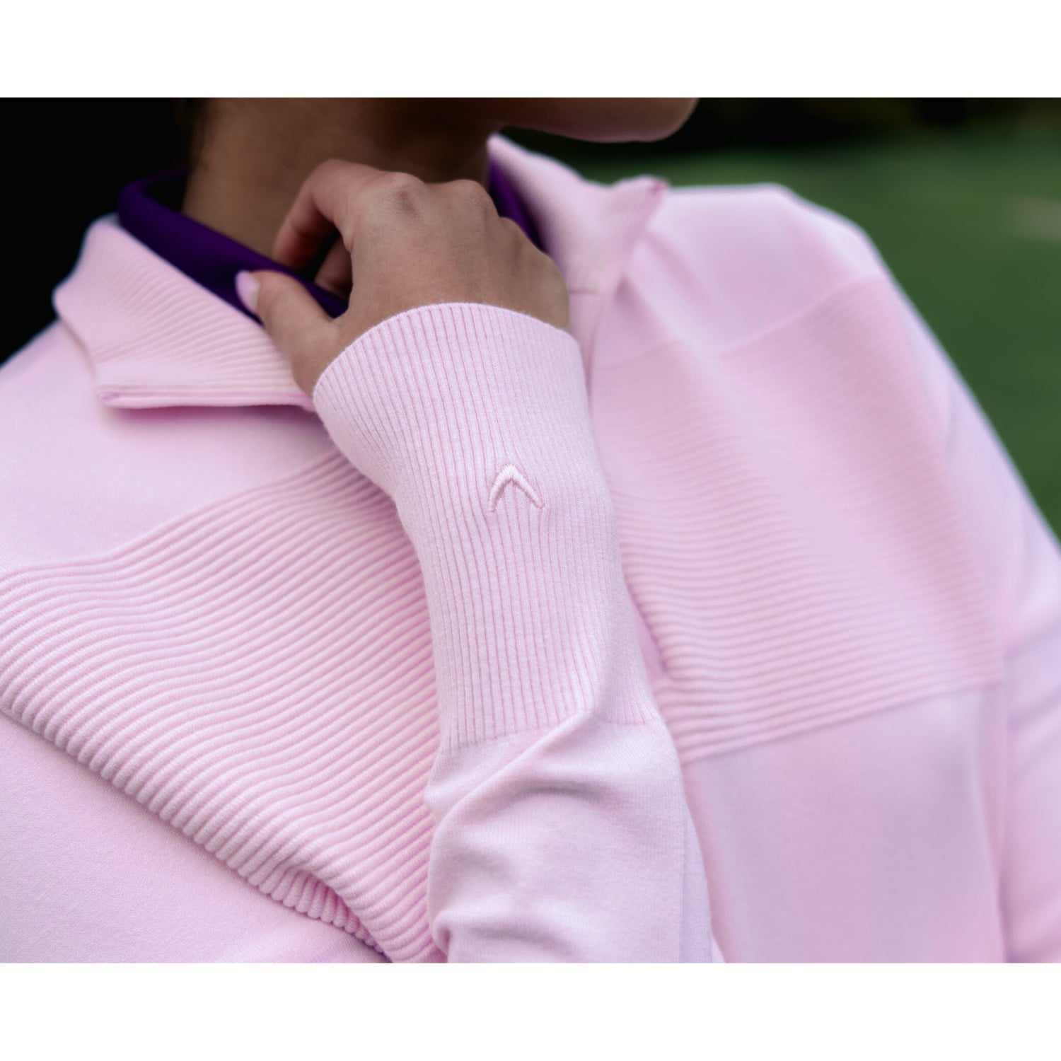 Zblízka rebrovaná pletená textúra na svetri Callaway Soft Stretch Zip-Neck vo farbe čerešňový kvet