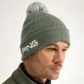 PING Cresting Knit Hat lifestyle – golfista s čiapkou na ihrisku v chladnom počasí