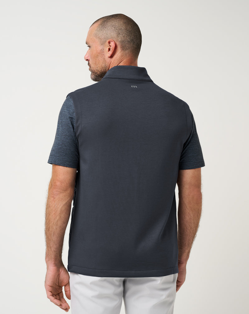 Travis Mathew Point Of Sail Vest – detail prešívaného predného panelu s polyfill výplňou