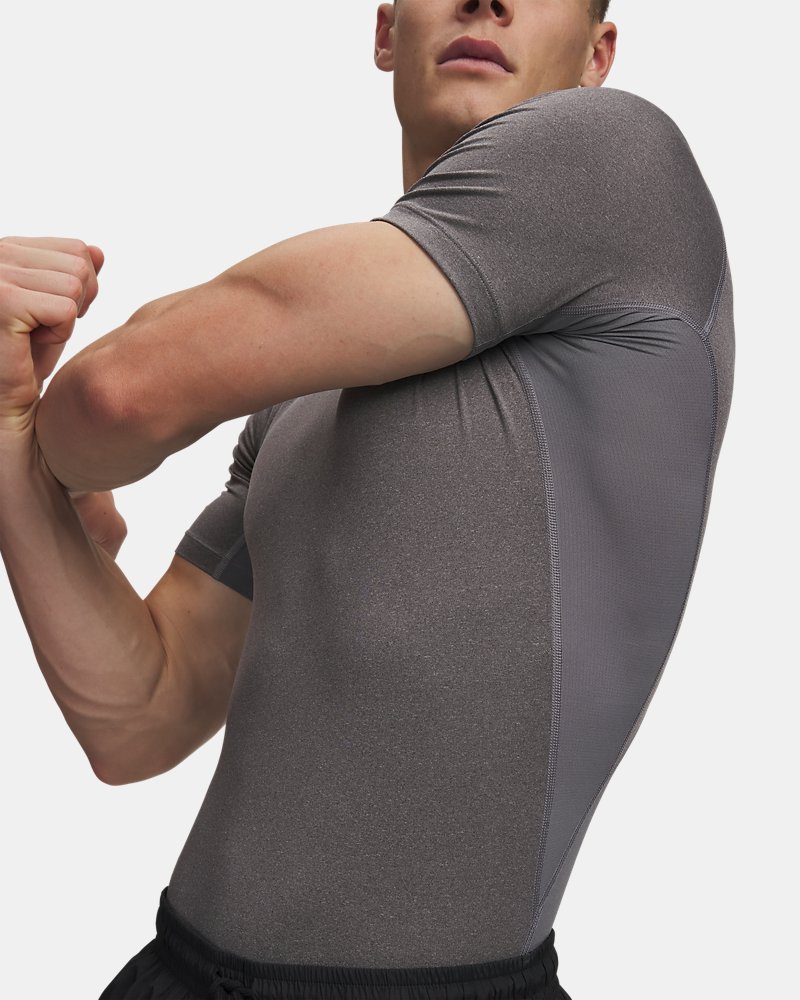 Bočný detail kompresného trička Under Armour HeatGear zobrazujúci sieťované ventilačné panely