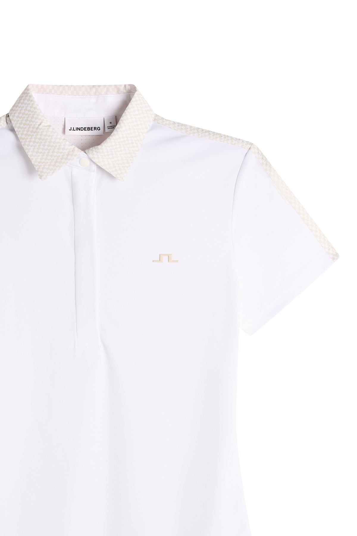 J.Lindeberg Cara Polo Print White – lifestyle pohľad ukazujúci polo v akcii na ihrisku