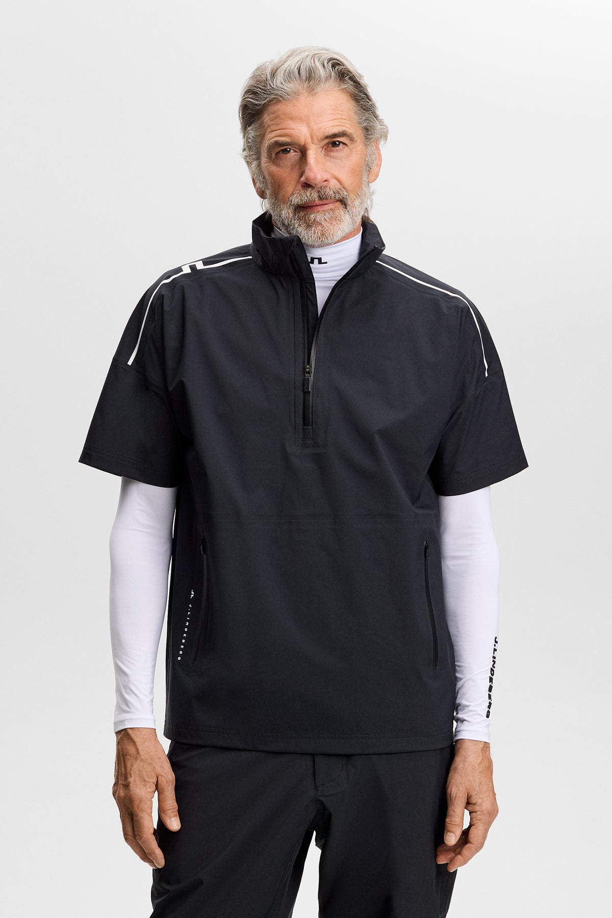 J.Lindeberg Shay Rain Shirt Black – zadný pohľad ukazujúci pruh JL Bridge na ramene