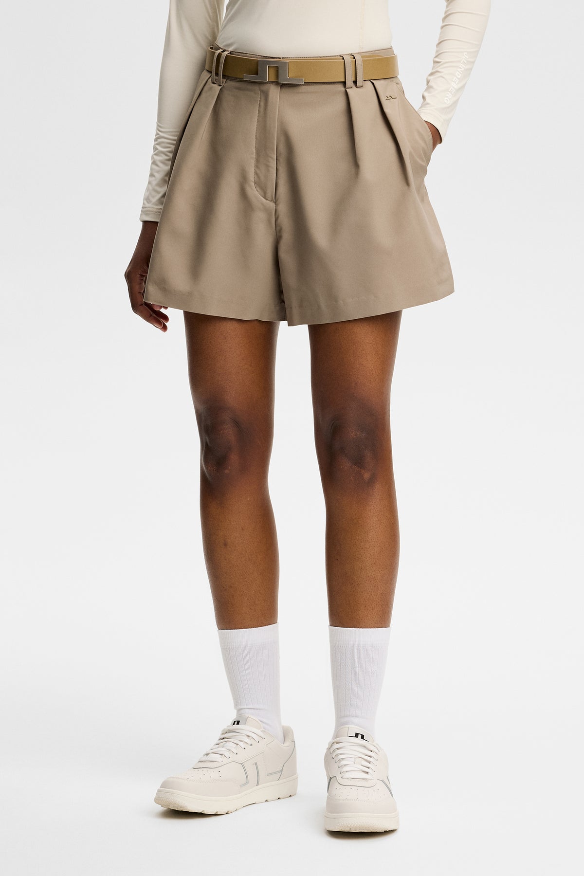 J.Lindeberg Carmen Shorts Brindle – predný pohľad ukazujúci látku a detail skladov