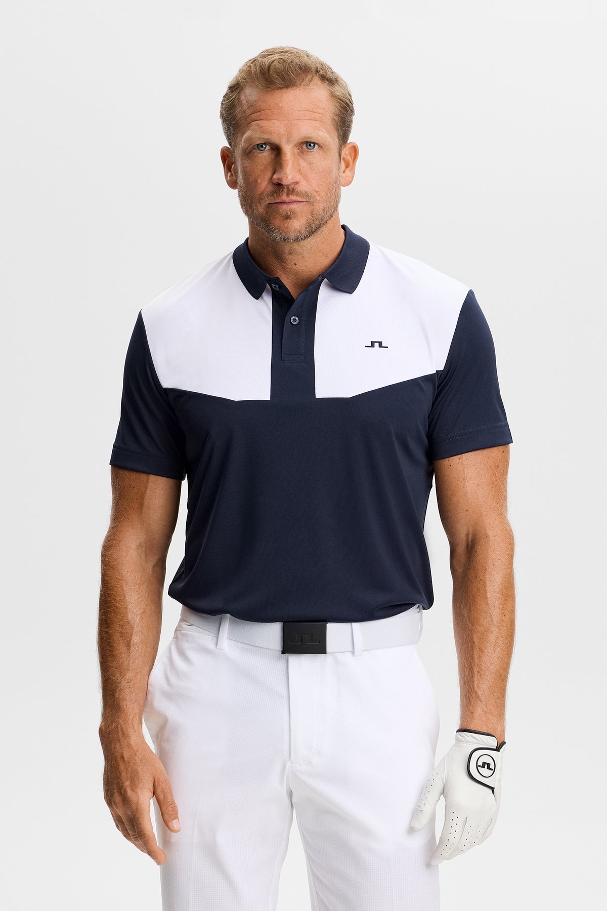 J.Lindeberg Calex Polo JL Navy – predný pohľad ukazujúci kontrastné hrudné panely a logo Bridge