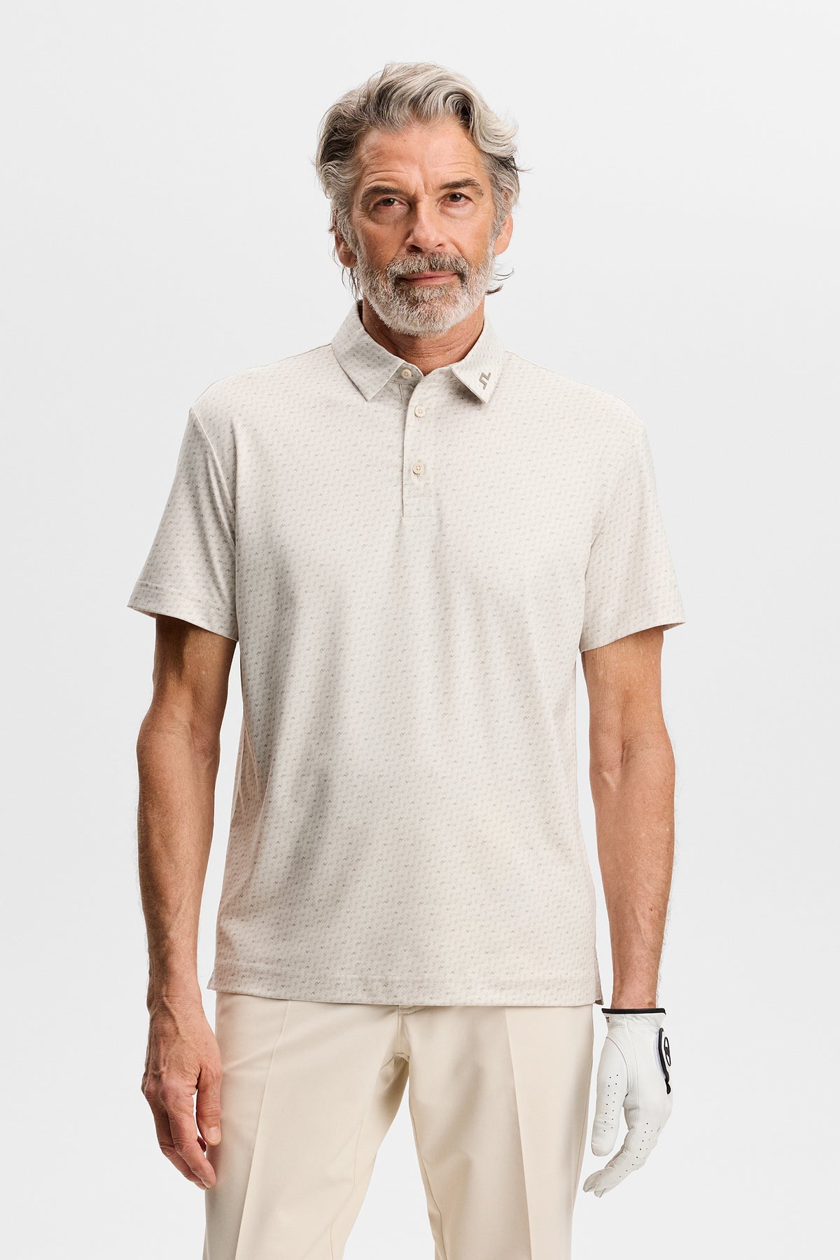 J.Lindeberg Tod Print Polo Bias Bridge Micro Moon Brindle – detail ukazujúci golier z rovnakého materiálu a zapínanie na tri gombíky