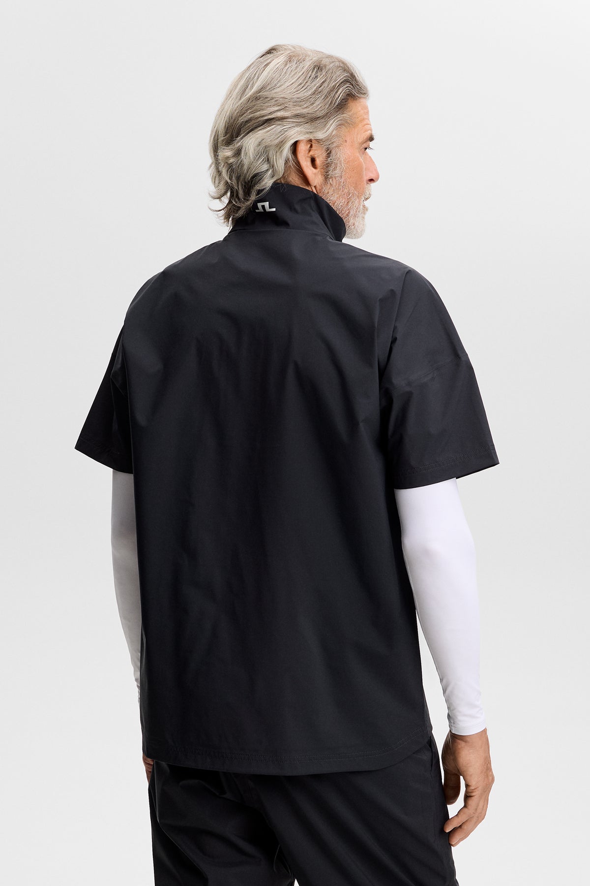 J.Lindeberg Shay Rain Shirt Black – bočný pohľad ukazujúci aerodynamickú siluetu a značenie