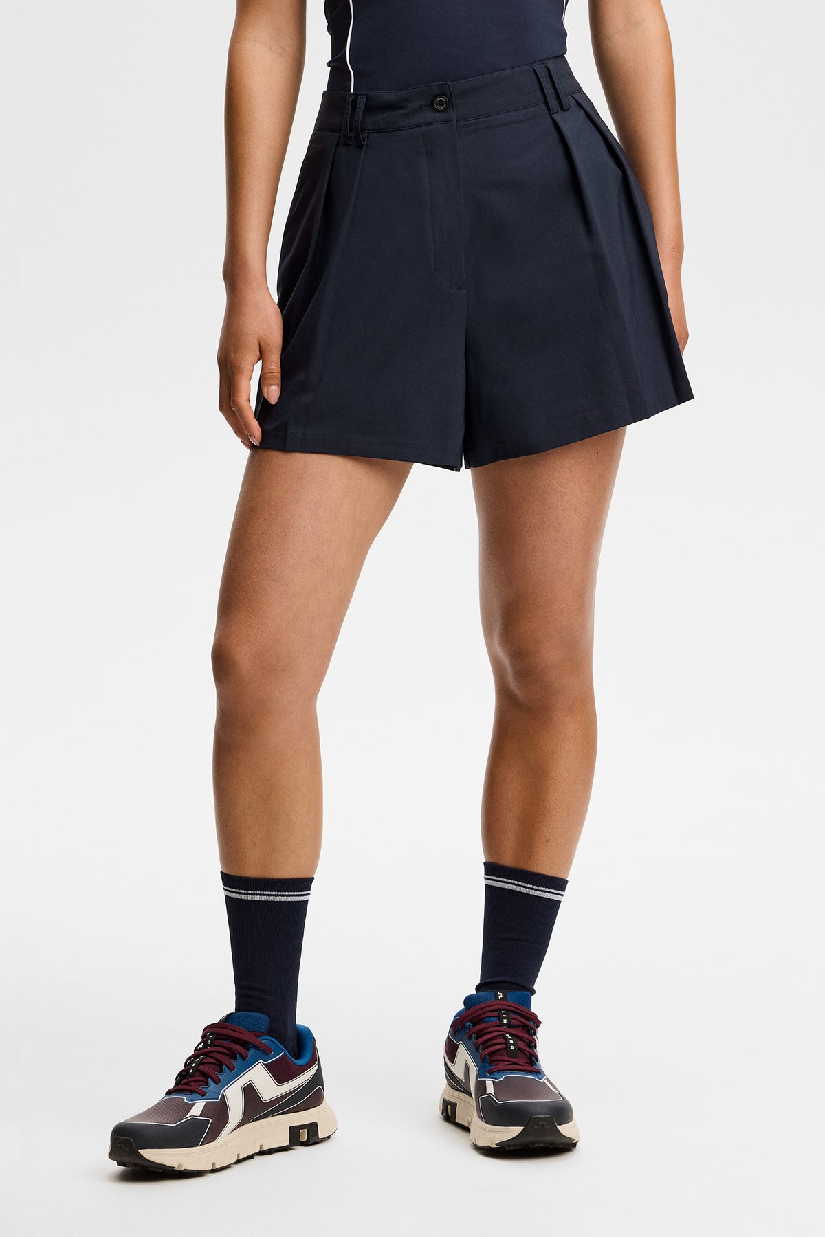 J.Lindeberg Carmen Shorts JL Navy – predný pohľad ukazujúci vysoký pás a predné záhyby