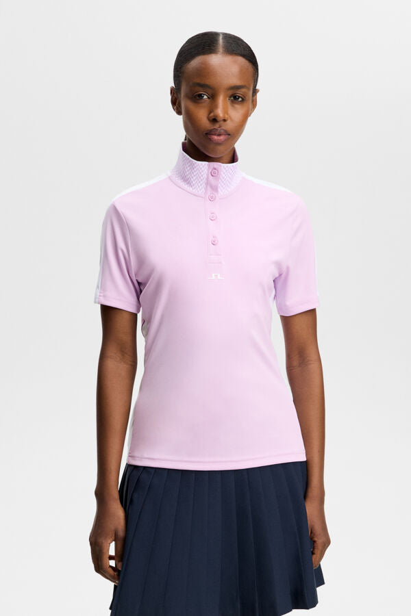 J.Lindeberg Pip Polo Orchid Bouquet – pohľad spredu zobrazujúci žakárovú látku a kontrastné panely