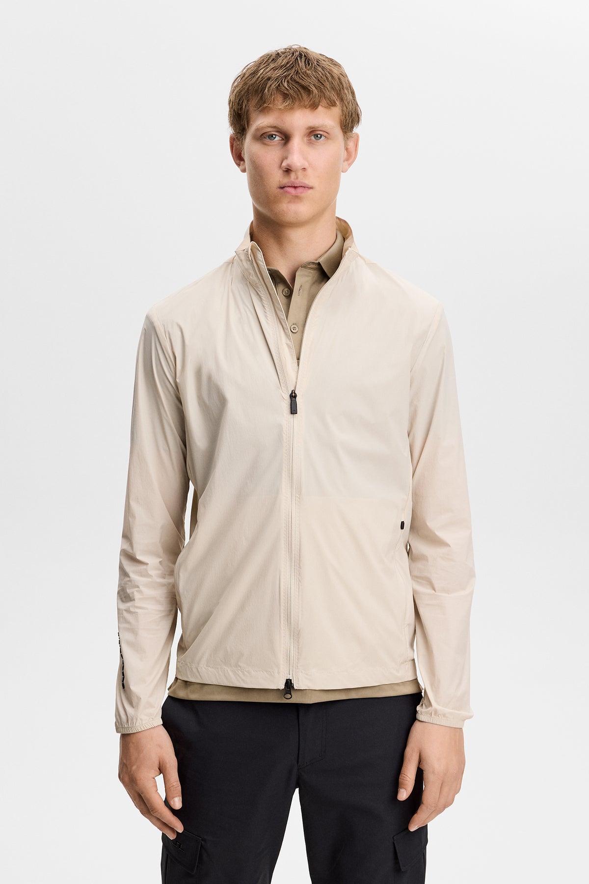 J.Lindeberg Tour Tech Packable Jacket Moonbeam – predný detail ukazujúci tkaninu Flex Tech 2.0 a zips