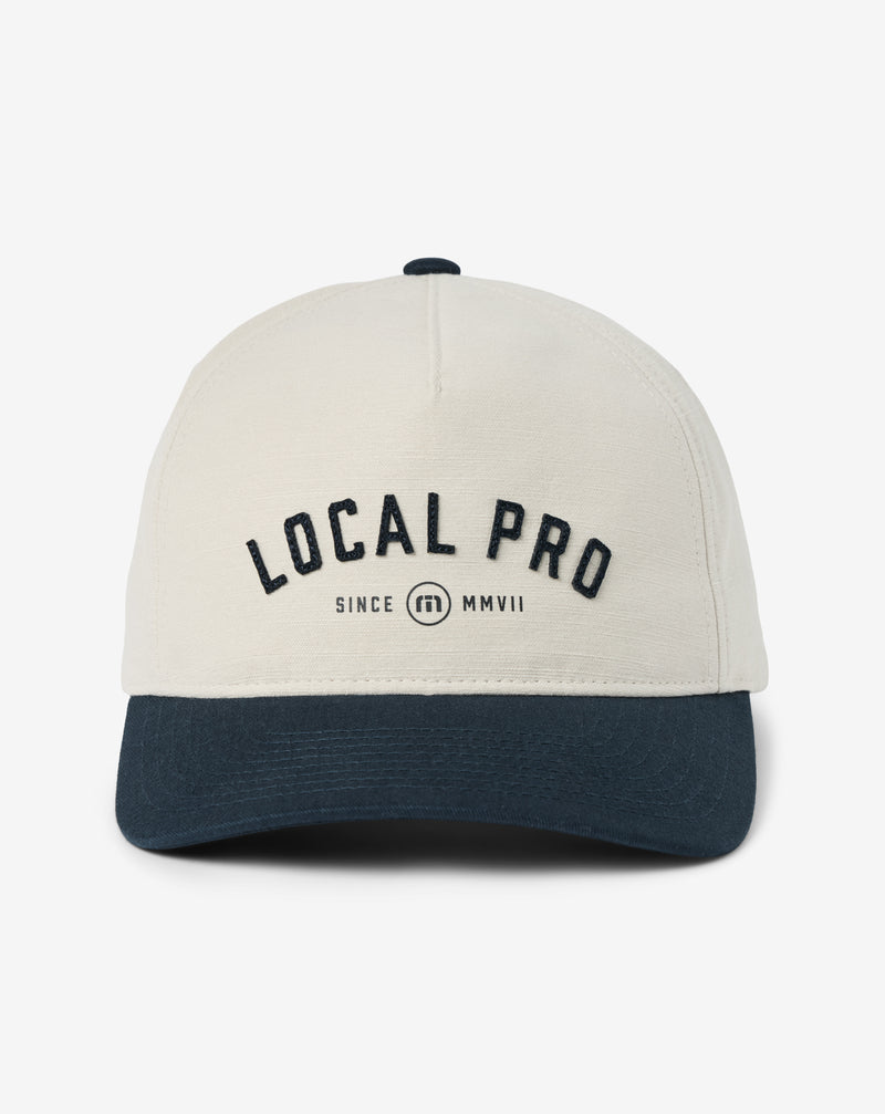 Travis Mathew Local Pro Snapback Hat – predný pohľad, biela