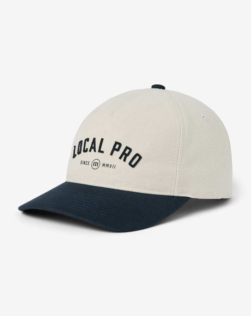 Travis Mathew Local Pro Snapback Hat – bočný profil, biela