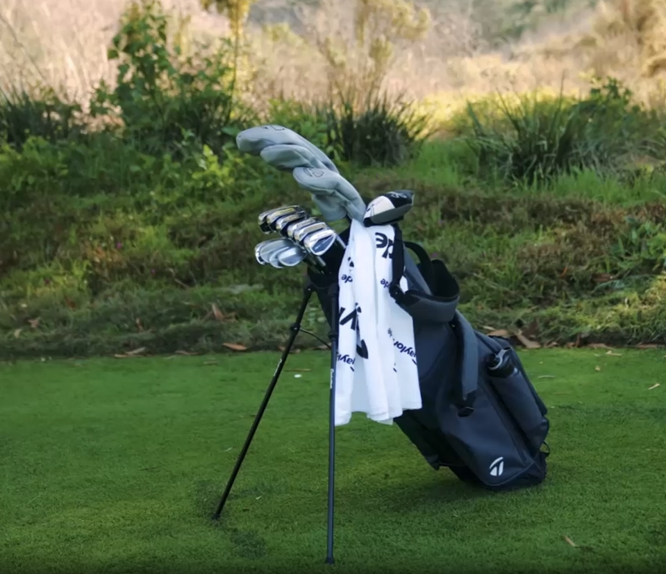 TaylorMade FlexTech Stand Bag v prevádzke na golfovom ihrisku
